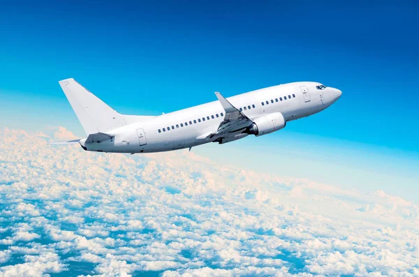Samolot Pasażerski Latać Wysokość Powyżej Chmury Zachmurzone Błękitne Niebo — Zdjęcie stockowe