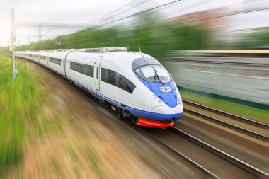 Yüksek hızlı tren tren istasyonunun şehrin yüksek hızda sürmek