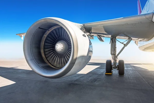 Wing Jet Motor Del Avión Delantal Del Aeropuerto —  Fotos de Stock