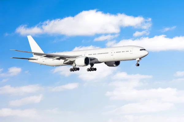 Aeronaves Comerciais Aproximação Antes Pousar Contra Céu Com Nuvens — Fotografia de Stock