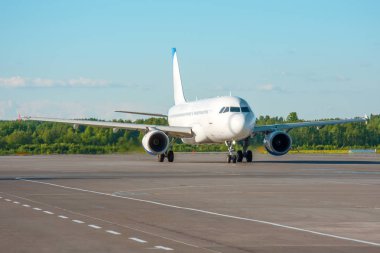 Uçak havaalanında asfalt üzerinde önlük üzerinde Taksilemek görünür işaretleme olduğunu