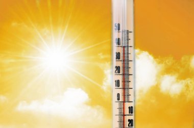 Termometre bir turuncu sarı sıcak kızdırma bulutlar ve güneş, sıcak hava kavramı arka planı. 40 santigrat derece yukarıda