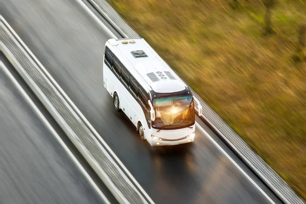 旅游巴士 Spee 骑在高速公路上 只是被在运动中 — 图库照片