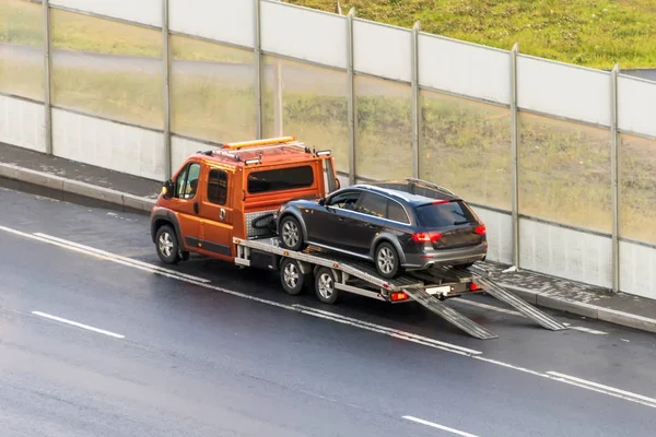 Auto Wird Auf Der Autobahn Von Einem Abschleppwagen Abtransportiert — Stockfoto