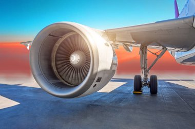 Gökyüzü bulutlar arka plan üzerinde havaalanında uçak jet motoru yakın çekim, uçak kanadı ve şasi iniş takımı tekerleğin Park