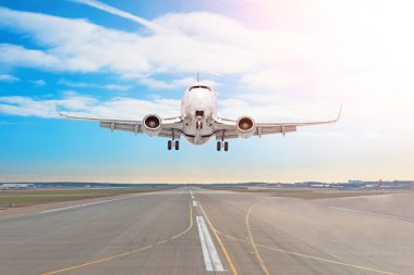 Bir pist airport, hareket açılış asfalt üzerinde yolcu uçağı ile bulanıklık