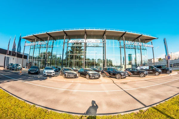 Araba salon Mercedes Benz. Rusya, Saint-Petersburg 12 Temmuz 2017