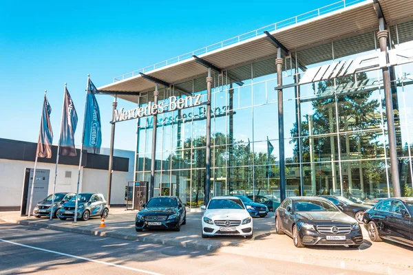 Araba salon Mercedes Benz. Rusya, Saint-Petersburg 12 Temmuz 2017