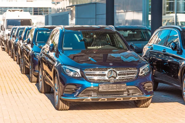 Новые Темные Автомобили Mercedes Benz Припаркованы Автосалоне Россия Санкт Петербург — стоковое фото