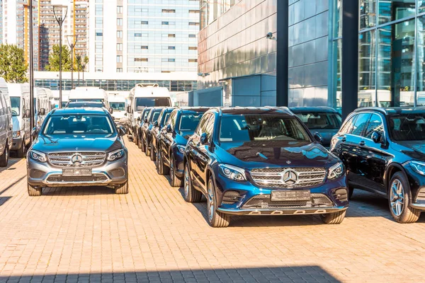 Новые Темные Автомобили Mercedes Benz Припаркованы Автосалоне Россия Санкт Петербург — стоковое фото