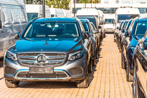 Neue Dunkle Mercedes Benz Autos Die Autohaus Geparkt Sind Russland — Stockfoto
