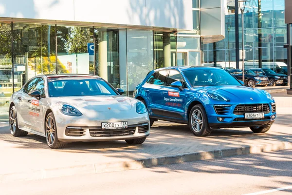 Dos Autos Porsche White Blue Rusia San Petersburgo Julio 2018 —  Fotos de Stock