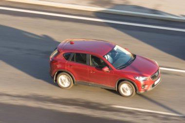 Mazda Crossover kırmızı otobüse biniyor. Rusya. Saint-Petersburg. 06 Temmuz 2018