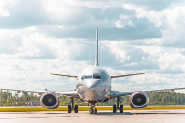 Uçak havaalanında asfalt üzerinde önlük üzerinde Taksilemek görünür işaretleme olduğunu