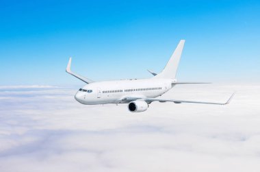 Uçak tırmanıyor yüksekliği, Uçuş seviyesi yüksek bulutlar mavi gökyüzü yukarıda gökyüzünde uçar