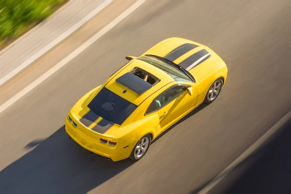 Carro Esporte Amarelo Monta Rodovia Alta Velocidade — Fotografia de Stock