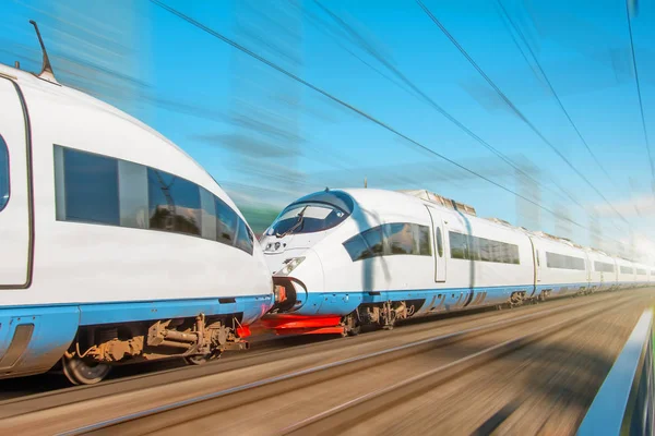 Hochgeschwindigkeitszug Fährt Mit Doppelter Geschwindigkeit Der Stadt Bahnhof — Stockfoto