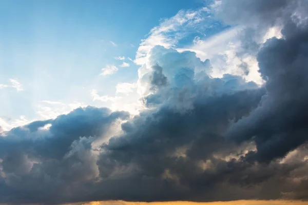 Stürmische Wolken Dramatischer Dunkler Himmel Vor Sonnenuntergang — Stockfoto