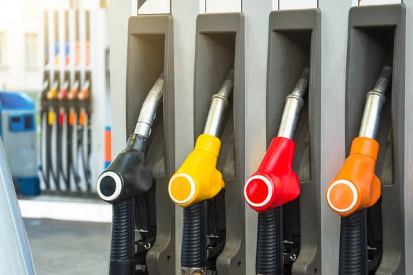 Pistoletów Kolorowe Benzyny Pompa Napełniania Dysze Tankowania Stacjach Benzynowych Usłudze — Zdjęcie stockowe