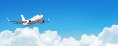 Yolcu uçakları cennet beyaz uçak ile gündüz gökyüzü cumulus bulutları, panorama görünüm içinde uçuyor