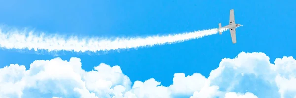 夏には 積雲の雲白い煙ハエのトレースと軽いエンジン飛行機パノラマ — ストック写真
