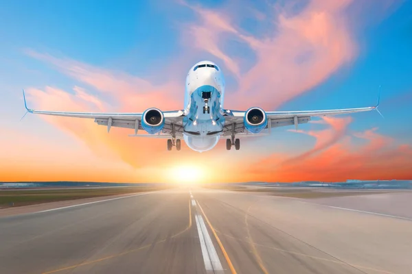 飛行機が夕方の夕焼け 空と美しい雲に滑走路空港から離陸します — ストック写真