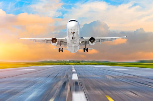 Avião Pousando Aeroporto Pista Noite Pôr Sol Céu Nuvens Pitorescas — Fotografia de Stock