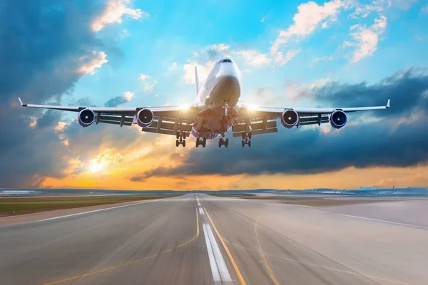 美しい美しい空の空港で日没が近づく巨大な飛行機の暗いシルエット — ストック写真