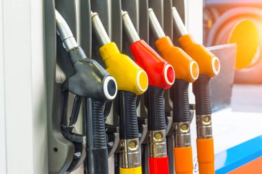 Benzin İstasyonu, bir kamyon tekerleği zemin karşı arabalara fueling tabanca