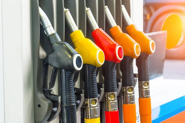 Benzin İstasyonu, bir kamyon tekerleği zemin karşı arabalara fueling tabanca