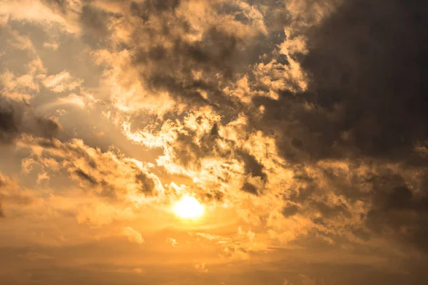 Dramatischer Sonnenuntergang Mit Orangefarbenen Wolken Und Sonne — Stockfoto