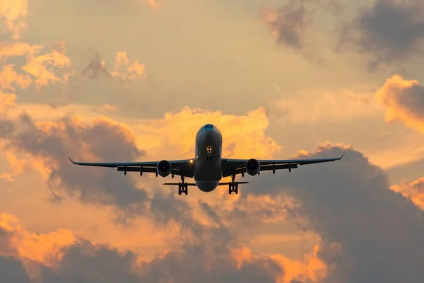 Dunkle Silhouette Eines Flugzeugs Beim Anflug Bei Sonnenuntergang Auf Den — Stockfoto