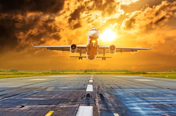 Commercial Airplane Flying Runway Airport Dramatic Clouds — Stock Photo, Image