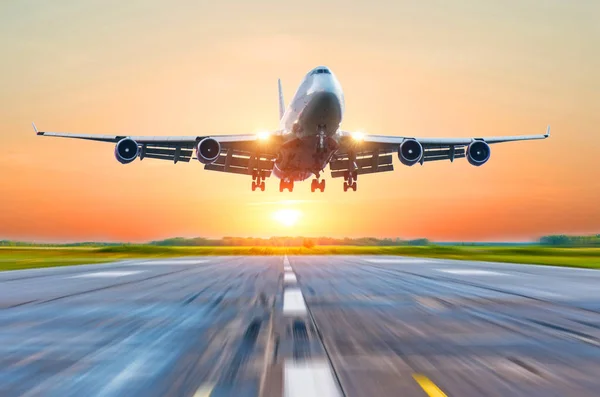 Passagiersvliegtuigen Landing Landingsbaan Luchthaven Bij Zonsondergang Heldere Hemel — Stockfoto