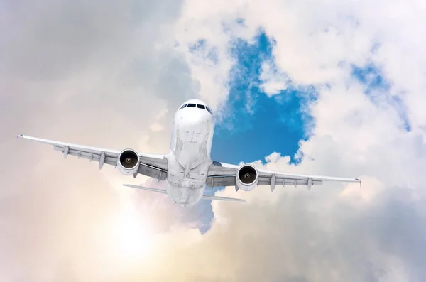 Vliegtuig Vliegt Van Lacunes Wolken Met Goddelijke Glanzende Van Zon — Stockfoto