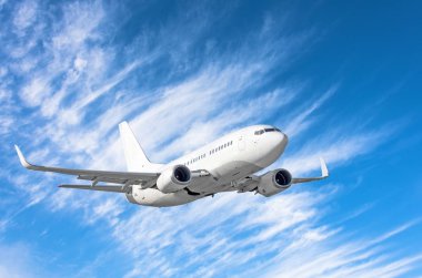 Arka plan mavi gökyüzü ve cirrus bulutlar üzerinde uçan yolcular uçak sinek tırmanış