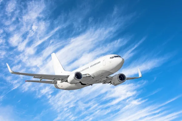 Voando Passageiros Avião Voar Escalar Fundo Céu Azul Cirrus Nuvens — Fotografia de Stock