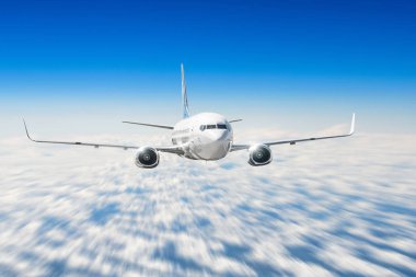 Uçak yüksek hız etkisi ile bulutların üzerinde gökyüzünde uçar.