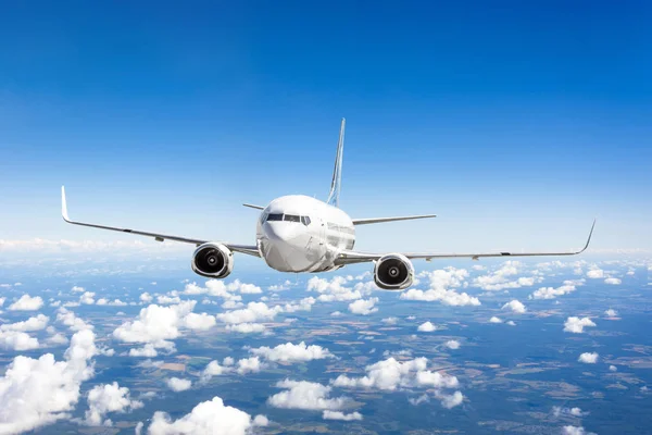 飛行機は飛ぶ夏の雲と青空の下で地球の表面 — ストック写真