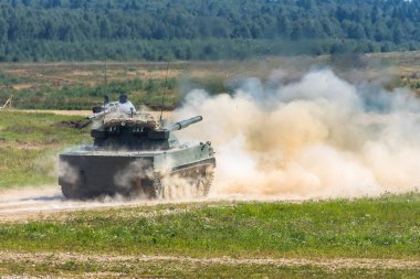 Askeri tank düşman hedefleri alanında bir atış yapar