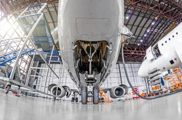 Hangar Aviación Con Avión Tren Aterrizaje Delantero Primer Plano Del —  Fotos de Stock