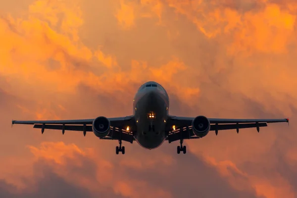 Flugzeug Silhouette Landung Flughafen Abend Bei Sonnenuntergang Der Himmel Und — Stockfoto