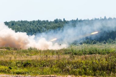 Ormanlık askeri roketler başlatma, savaş savunma saldırı vurdu