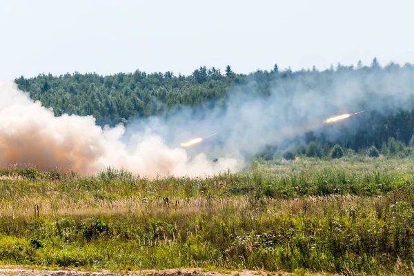 Lançamento Foguetes Militares Nas Florestas Ataque Defesa Tiro Guerra — Fotografia de Stock
