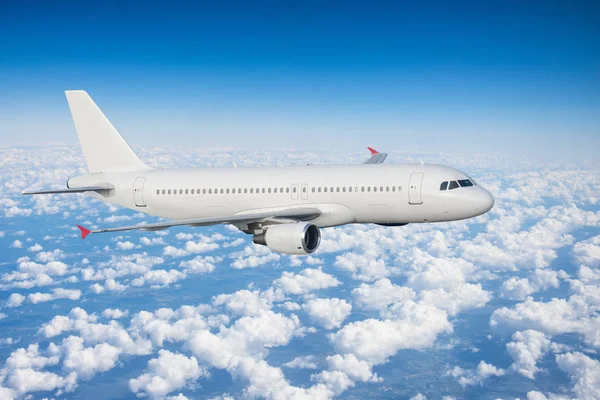 Beyaz uçak tırmanış uçuş yükseklikleri, alt kısmında overcast bulutlar