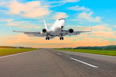 Uçak havaalanında pist üzerinde iyi bir hava cirrus bulutlar sırasında günbatımı al