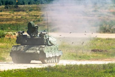 Askeri operasyonları sırasında sahada çekim zırhlı personel taşıyıcı. Kartuşları üzerinden düşen lizis görülür