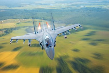 Savaş savaş uçağı ile silah - roketler, bombalar, silahlar ensende, yangın afterburner motoru Ağızlıklar, yüksek hızda bir askeri göreve arazi üzerine uçar