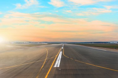 Havaalanı Pist sonra günbatımı ufuk ve pitoresk cirrus bulutlar gökyüzünde