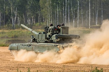 Ağır zırhlı tank savaş alanında tırtıllar altından toz ile